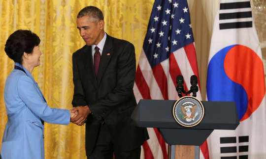 박근혜 대통령과 오바마 미국 대통령이 16일(현지시간) 미국 워싱턴 백악관 이스트룸에서 공동기자회견을 마친 뒤 악수하고 있다.